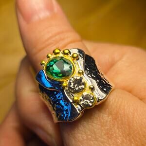 Size 9 Green Zircon Statement Ring – Hammered Silver Tone Band